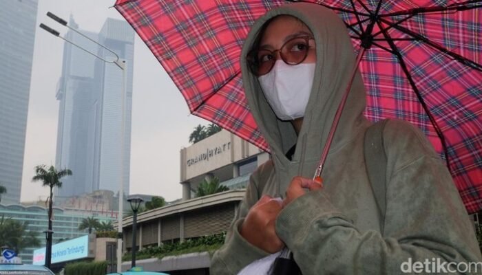 Air Hujan di Jakarta Mengandung Mikroplastik, Menkes Sarankan Pakai Masker – Alternatif 2