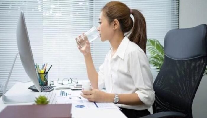 Tips Dokter untuk Pekerja Kantoran dalam Memilih Air Mineral saat Kerja