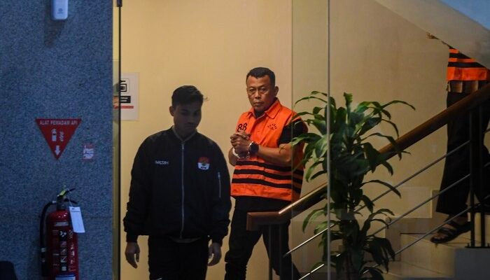 **Intip Garasi Bupati Ponorogo Sugiri Sancoko yang Jadi Tersangka Korupsi: Mobil Mewah di Balik Skandal**