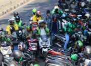 “Nyari Kerja Susah, Sarjana Ramai-ramai Jadi Ojol: Ketika Masa Depan Dipertaruhkan di Jalan Raya”