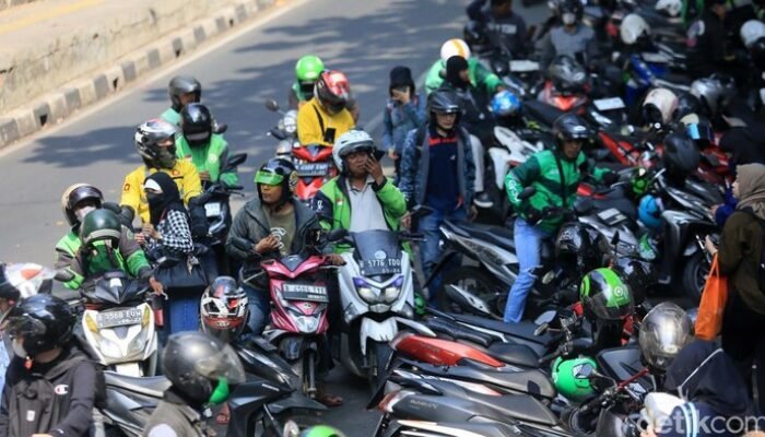 “Nyari Kerja Susah, Sarjana Ramai-ramai Jadi Ojol: Ketika Masa Depan Dipertaruhkan di Jalan Raya”
