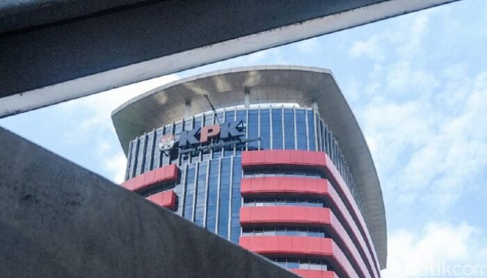 “Isi Garasi Kasi Datun yang Kabur Tabrak Petugas saat OTT KPK: Mobil Miliarder, atau Alat Perjalanan Kriminal?”