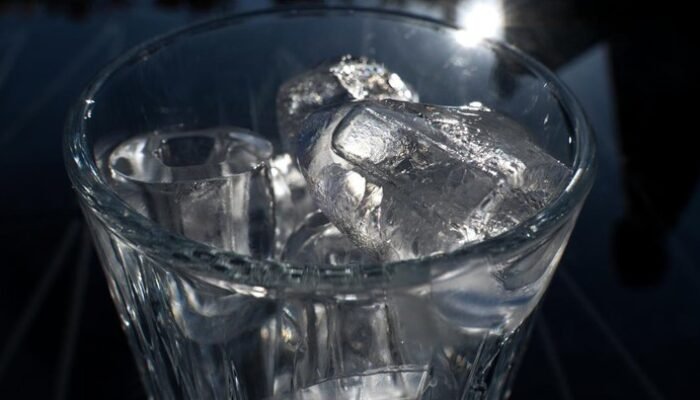 Minum Air Es Sebanyak Mau, Gemuk atau Tidak? Dokter Gizi Jawab!