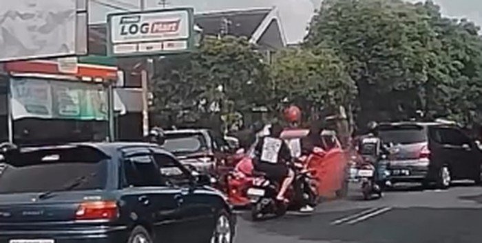 Kondisi Pemotor Terpapar Ayla Lawan Arah di Jalan Mayjend Sutoyo, Yogyakarta