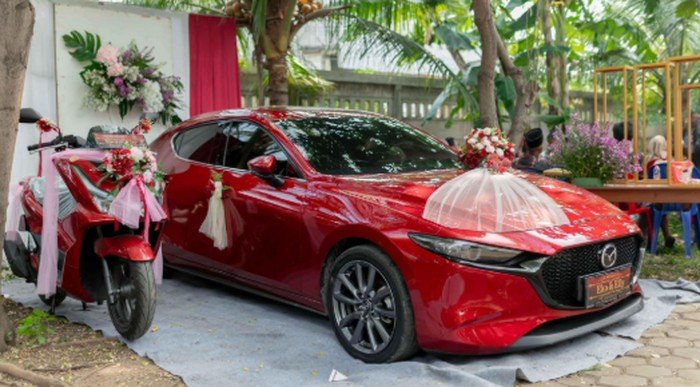 Dari Nikah Juragan Sembako di Jakut, Simak Surplusnya Mazda 3 dan Honda PCX!