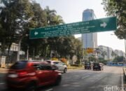 “Heboh! Mobil Pakai Stiker Ini Bisa Lewat Ganjil Genap di Jakarta, Nggak Cuma Listrik!”