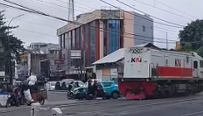 “Brak! Taxis Listrik VinFast Jadi Korban Kereta, Tragedi Palang Peringatan”