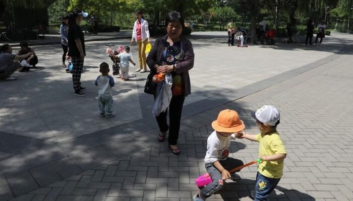 “Siasat China Atasi Angka Kelahiran Rendah, Kini Pajaki Alat Kontrasepsi: Apakah Ini Langkah yang Tepat?”