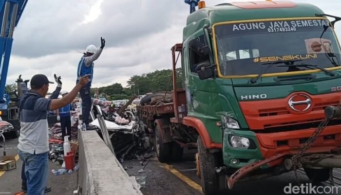Kecelakaan Maut di Tol: Truk Muatan Besi yang Melintas di tengah Pembatasan, Kenapa?