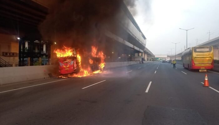 “Sempat Bikin Macet, Ternyata Ini Penyebab Bus Terbakar di Tol Japek” : Investigasi Mendebarkan Kebakaran Bus di Jalan Tol!