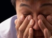 “Apa Itu Ptosis? Kondisi ‘Mata Ngantuk’ yang Memicu Perdebatan di Media Sosial” #Ptosis #Kesehatan