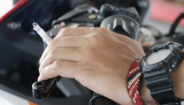 **Digugat ke MK, Pengendara yang Merokok Diminta Dicabut SIM-nya**