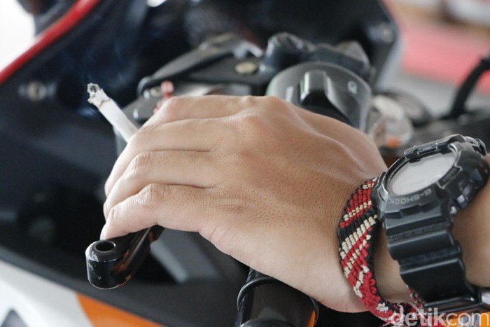 **Digugat ke MK, Pengendara yang Merokok Diminta Dicabut SIM-nya**