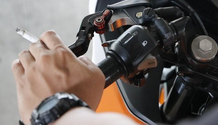 **Tobacco Behind the Wheel? Pemotor Ngerokok Diminta Dicabut SIM-nya, Kebiasaan Berbahaya yang Mempertaruhkan Nyawa!**