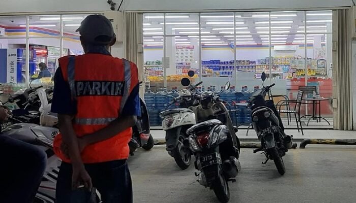 “Modal Peluit, Jukir Liar di Minimarket Bisa Dapet Rp 9 Juta/Bulan: Kisah Sukses di Balik Risiko”