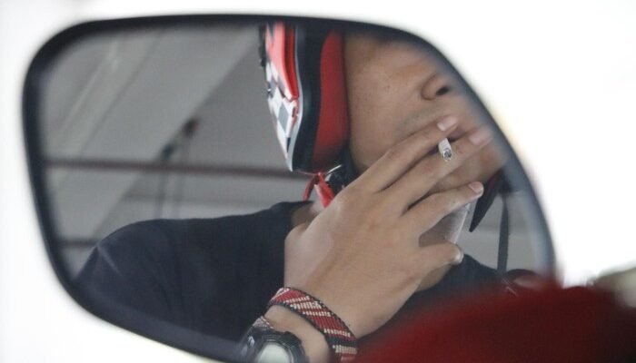 “Ngerokok Sambil Naik Motor? Studi Peringatkan Risiko Mematikan yang Jarang Diketahui!”