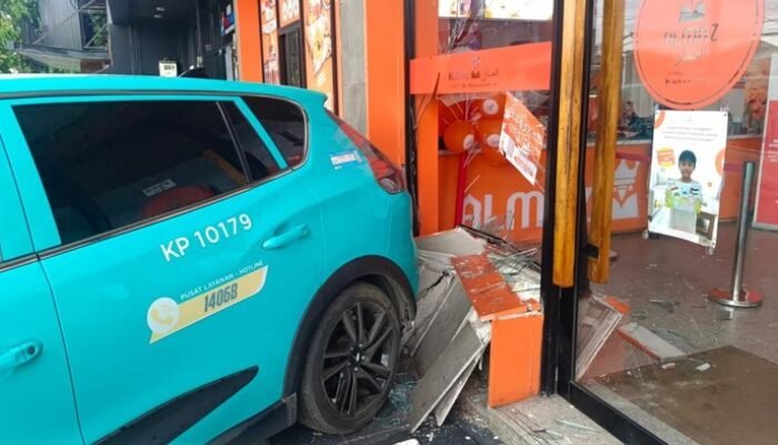 “Misteri Kronologi Kecelakaan VinFast: Taxis Listrik Jalan Mundur dan Hancurkan Restoran, Siapa yang Bertanggung Jawab?”