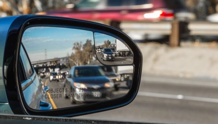 Berapa Lama Waktu Ideal Melihat Kaca Spion? Fungsi dan Pentingnya Spion di Mobil