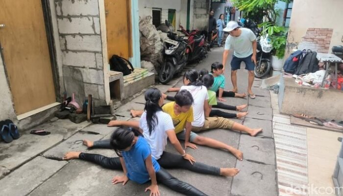 Semangat Anak-anak Jakut Latihan Akrobatik di Gang Sempit: Sukses atau Gagal?