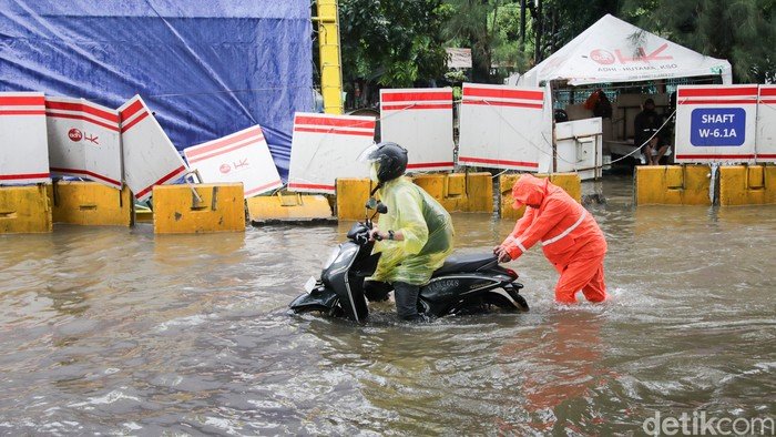 Jangan Sampai Turun Mesin! Motor Kena Banjir? Begini Cara Selamatkannya