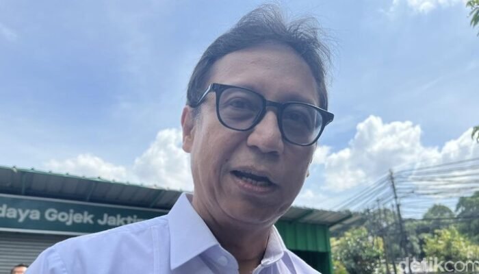 “Menkes Targetkan 10 Ribu Dokter Spesialis: Apakah Indonesia Siap?”