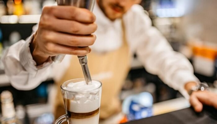 “WHIP PINK: BAHAYA TAK TERCERAH, SARAF BERISIKO”