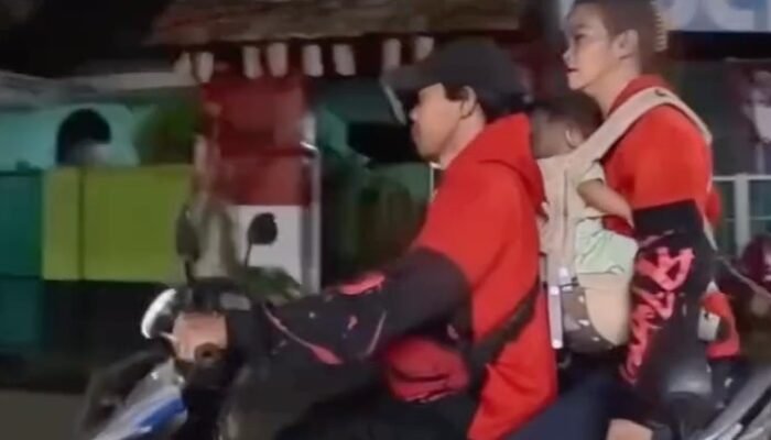 “Aksi Pasutri yang Membahayakan, Ngerokok di Motor dengan Bayi di Bawah Perhatian!”