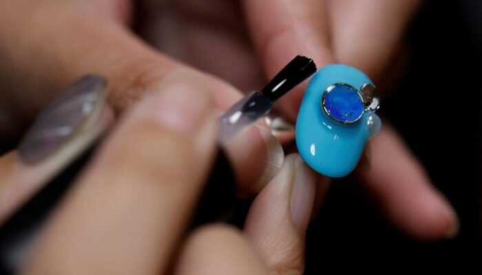 **Serangan Jantung Menyergap, Kisah Wanita yang Nyaris Tertinggal karena Kuku Palsu!**