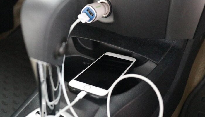 **Efek Ngecas HP di Mobil: Apakah Aki Soak? Kenali Risikonya!**